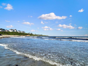 Ocean Front! Rustic cottage steps away from Nubble Lighthouse and Long Sands Beach Ivy Cottage-Y853